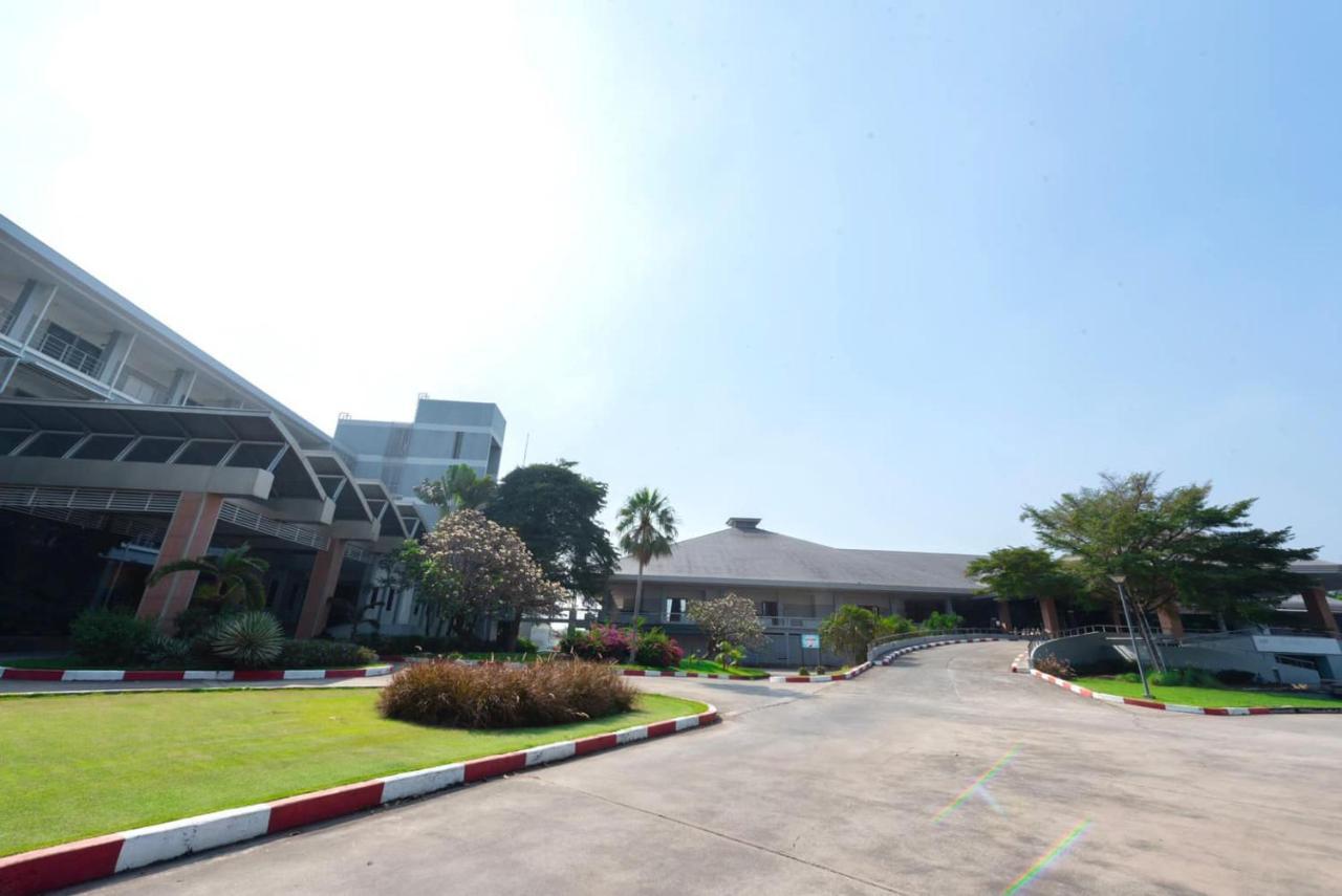 Uniland Golf & Resort Nakhon Pathom Exterior foto