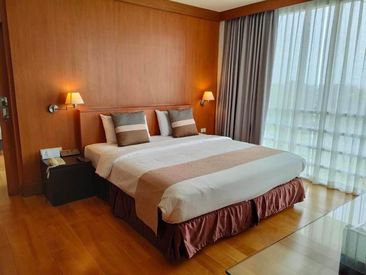 Uniland Golf & Resort Nakhon Pathom Exterior foto