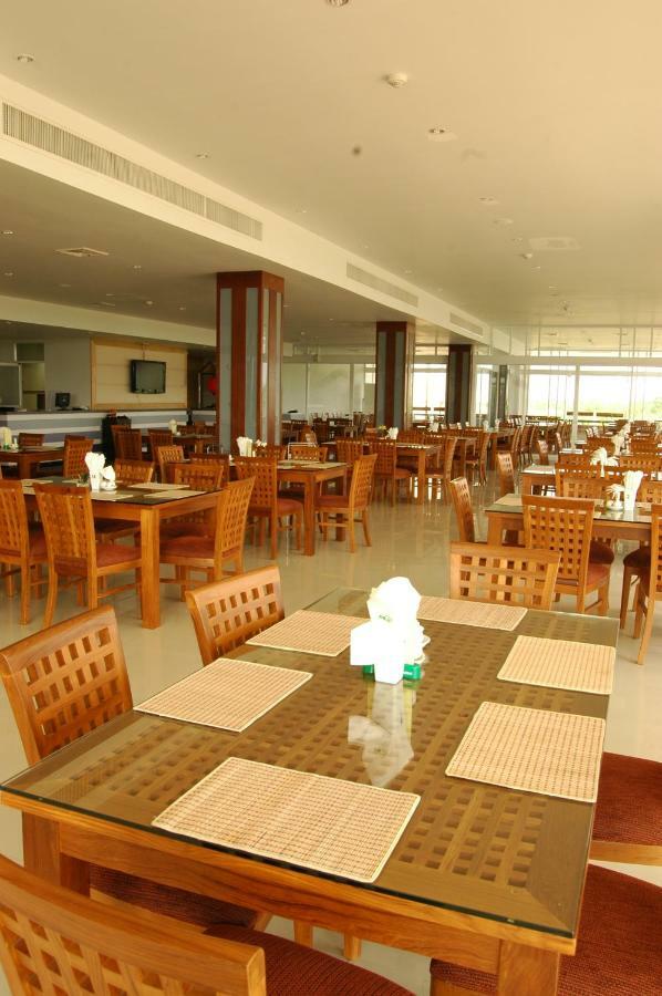 Uniland Golf & Resort Nakhon Pathom Exterior foto